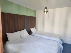 Desk - HOTEL CHATEAUBRIAND  (Dijon)