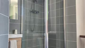 Produtos de toalete grátis, toalhas de banho, sabonete, shampoo