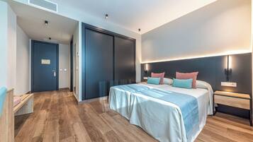 Habitación básica con 1 cama doble o 2 individuales, vistas a la ciudad | Caja fuerte, escritorio, espacio para trabajar con un portátil