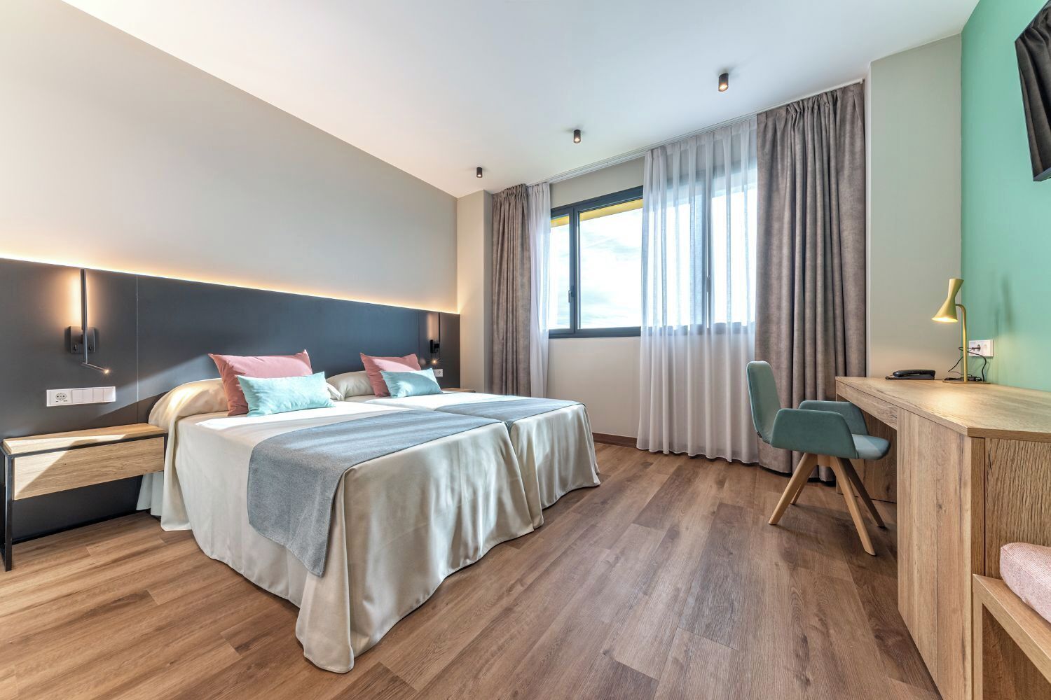 Caja de seguridad en la habitación y escritorio 