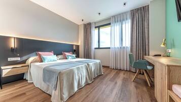 Phòng đôi hoặc 2 giường đơn cơ bản, quang cảnh thành phố | Két bảo mật tại phòng, bàn, khu vực làm việc phù hợp cho laptop