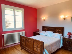 4 bedrooms, iron/ironing board, free WiFi, bed sheets