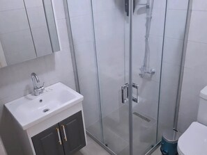 Family Condo | Bathroom | Shower, hair dryer, bathrobes, slippers - Evim Palace (Burhaniye)