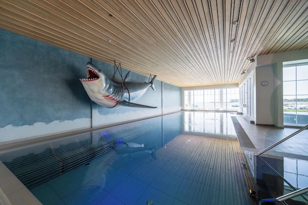 Piscine intérieure, piscine extérieure, 7 h à 21 h, chaises longues