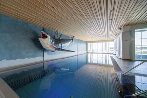 Una piscina techada, una piscina al aire libre