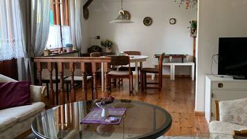 Smart TV, chimenea, impresora