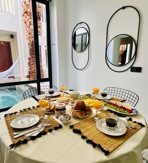 Dining - Architect-designed Riad close to the Secret Garden, for rent as a whole with private pool (Marrakech)