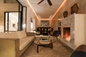 Smart TV, fireplace