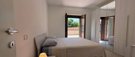 1 chambre, fer et planche à repasser, draps fournis