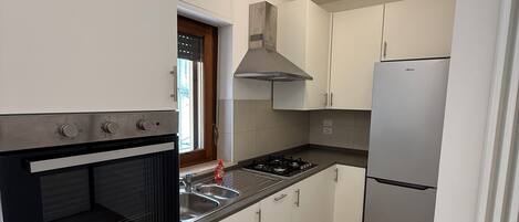 Mikrowelle, Ofen, Herdplatte, Geschirrspüler