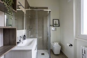 Douche, séchoir à cheveux, bidet, serviettes fournies