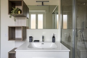 Dusche, Haartrockner, Bidet, Handtücher
