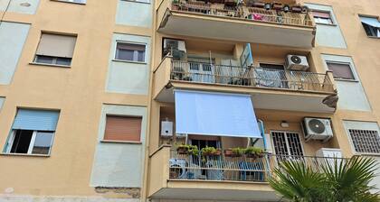 Charming 2-bedroom apartment, kitchen, 2 bathrooms, WiFi, AC, in Lido di Ostia