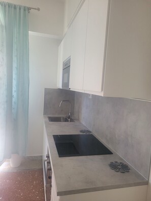 Mikrobølgeovn, ovn, kokeplater og oppvaskmaskin