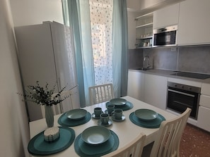 Four à micro-ondes, un four, surface de cuisson, lave-vaisselle