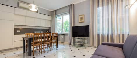 Apartment, 2 Bedrooms, Balcony, Courtyard View | Living area