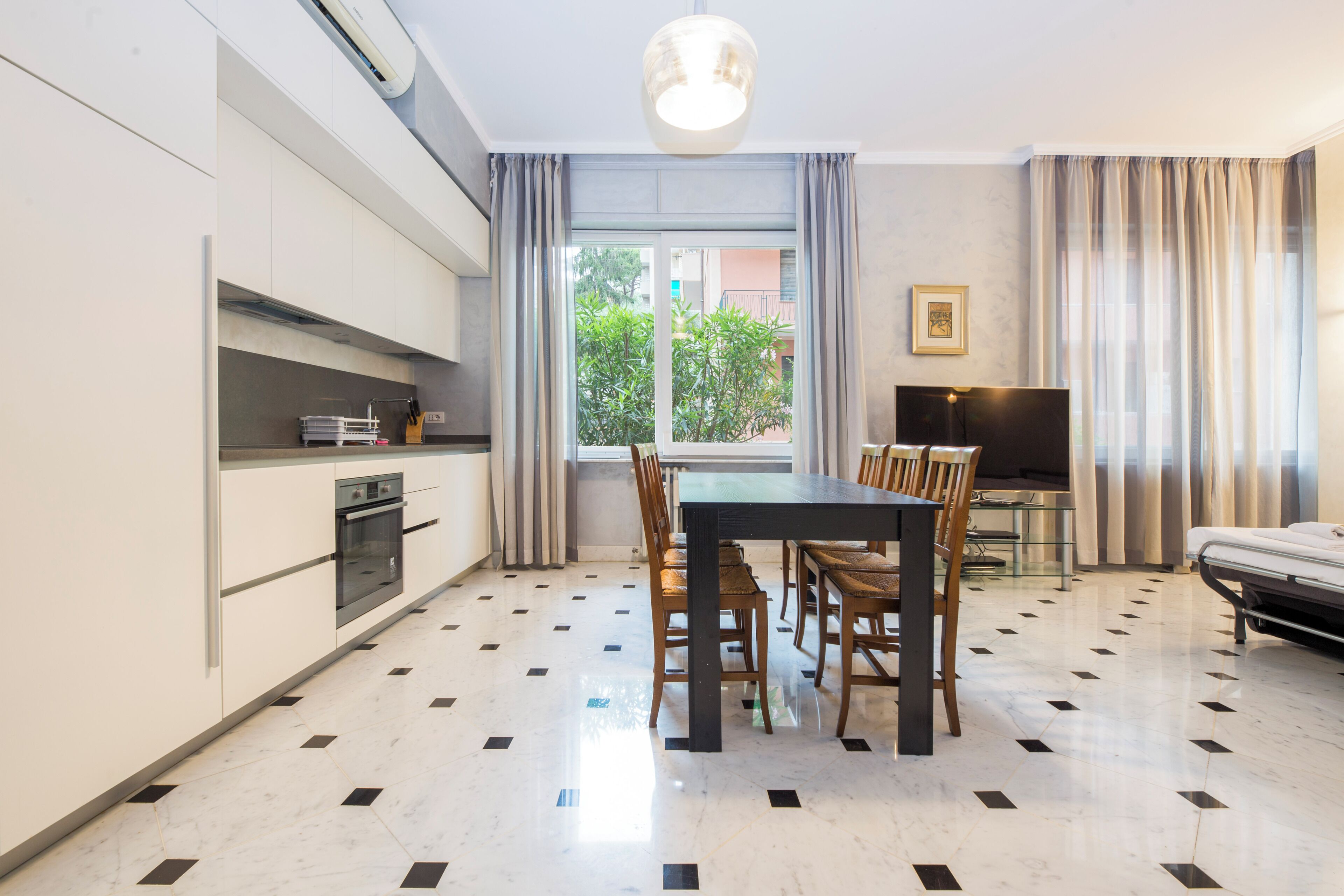 Departamento, 2 habitaciones, balcón, vista al patio | Cocina privada | Tetera eléctrica y comedor 