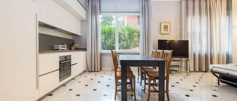 Departamento, 2 habitaciones, balcón, vista al patio | Cocina privada | Tetera eléctrica y comedor