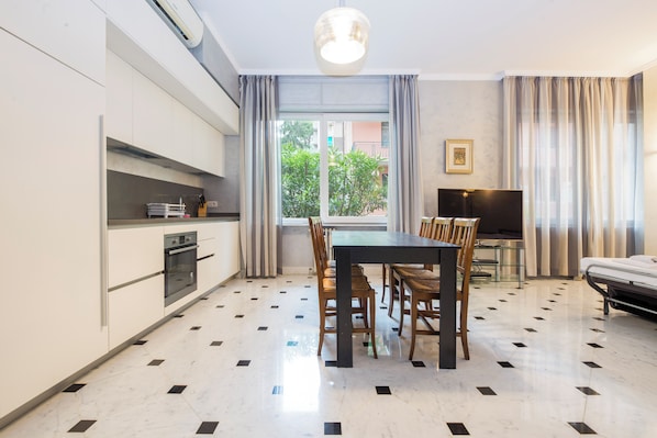 Apartment, 2 Bedrooms, Balcony, Courtyard View | Private kitchen | Electric kettle, dining tables
