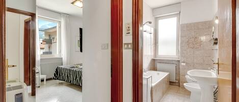 Standard Apartment, Multiple Bedrooms (Casa Epofo) | Bathroom | Bathtub, hair dryer, towels, soap
