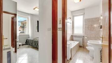 Apartamento standard, vários quartos (Casa Epofo) | Banheiro | Banheira, secador de cabelo, toalhas de banho, sabonete