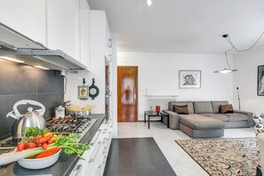 Apartamento standard, vários quartos (Casa Epofo) | Cozinha privada | Geladeira, micro-ondas, fogão, cooktop