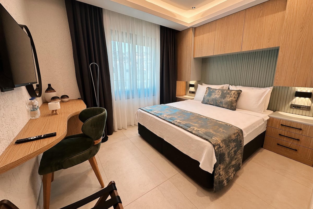Suite – deluxe, 2 soverom, sjøutsikt | Sengetøy av topp kvalitet, minibar (inkludert) og safe på rommet