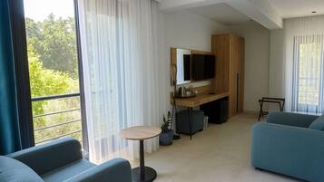 Superior-Zimmer, eingeschränkter Meerblick | Hochwertige Bettwaren, kostenlose Minibar, Zimmersafe, Schreibtisch