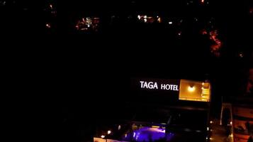 Bagian depan properti - sore/malam