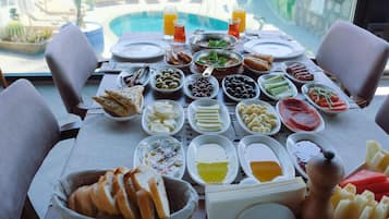 Free daily buffet breakfast