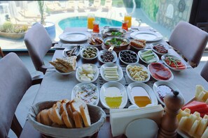 بوفيه فطور مجانًا يوميًا