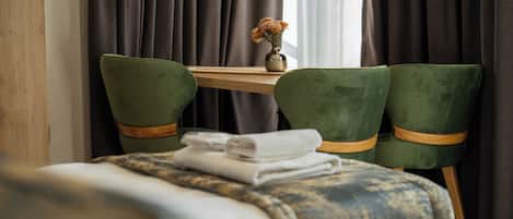 Suite Deluxe, 2 chambres, vue mer | Literie de qualité supérieure, articles gratuits dans le mini-bar