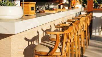 Bar en la piscina