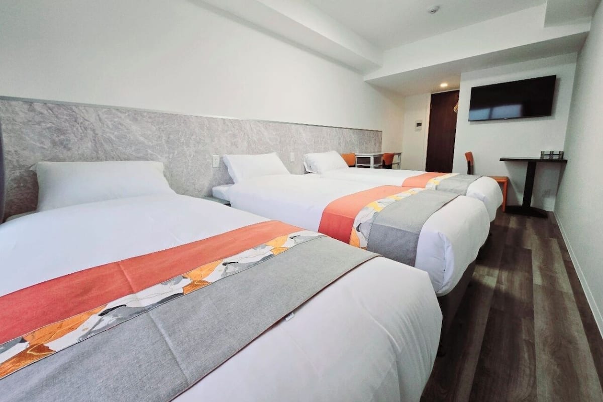 Triple Room | Desk, free WiFi