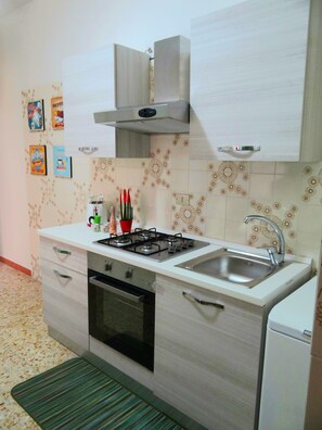 ثلاجة، فرن، موقد طهي مسطح، ماكينة لصنع القهوة/الشاي