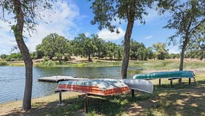Un cadre idyllique au bord du lac, avec des canoës et un quai.
