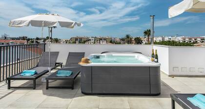 Villa Lavenda, Stunning 8 bedroom villa with sunny pool, roof terrace & jacuzzi