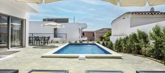 Villa Lavenda, Stunning 8 bedroom villa with sunny pool, roof terrace & jacuzzi