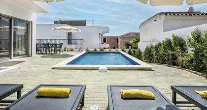 Villa Lavenda, Stunning 8 bedroom villa with sunny pool, roof terrace & jacuzzi