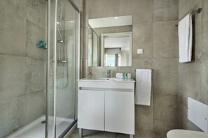 Shower, hair dryer, towels, toilet paper - Villa Lavenda, Stunning 8 bedroom villa with sunny pool, roof terrace & jacuzzi (Albufeira)