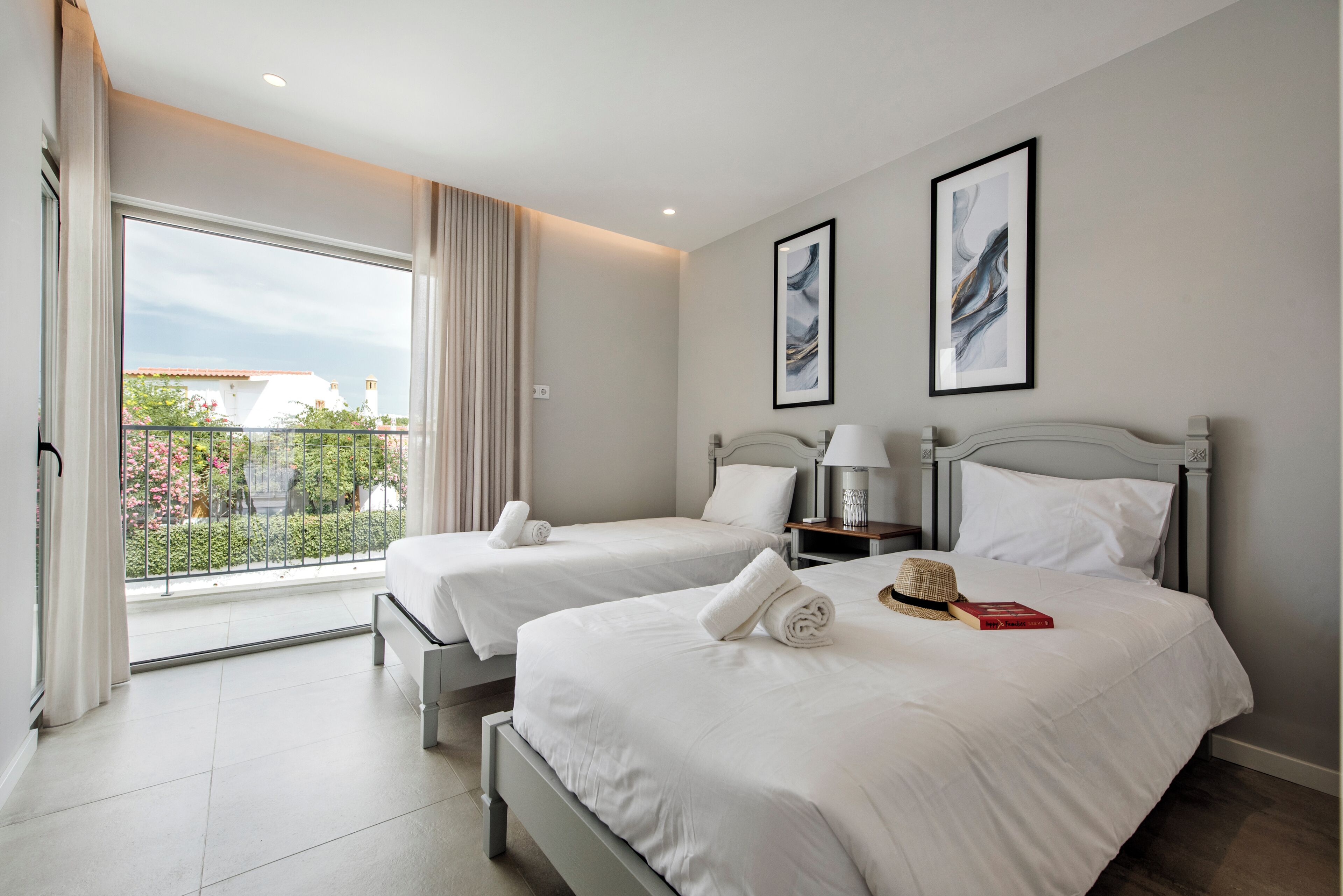 8 habitaciones y caja de seguridad en la habitación 