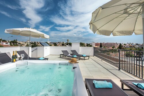 Villa Lavenda, Stunning 8 bedroom villa with sunny pool, roof terrace & jacuzzi