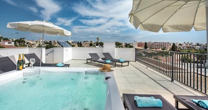 Villa Lavenda, Stunning 8 bedroom villa with sunny pool, roof terrace & jacuzzi