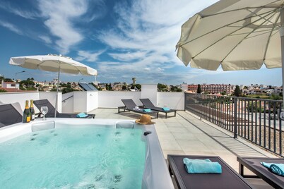 Villa Lavenda, Stunning 8 bedroom villa with sunny pool, roof terrace & jacuzzi