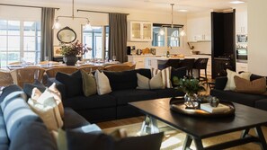 Televisión y chimenea