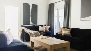 Televisión y chimenea