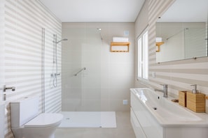 Dusche, Haartrockner, Bidet, Handtücher