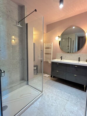 Serviettes fournies, papier toilette