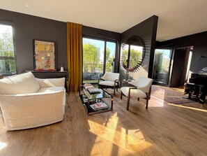 Smart TV, books, stereo