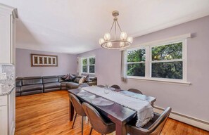 Dining - Charming 3-bedroom modern family retreat! (Huntington)